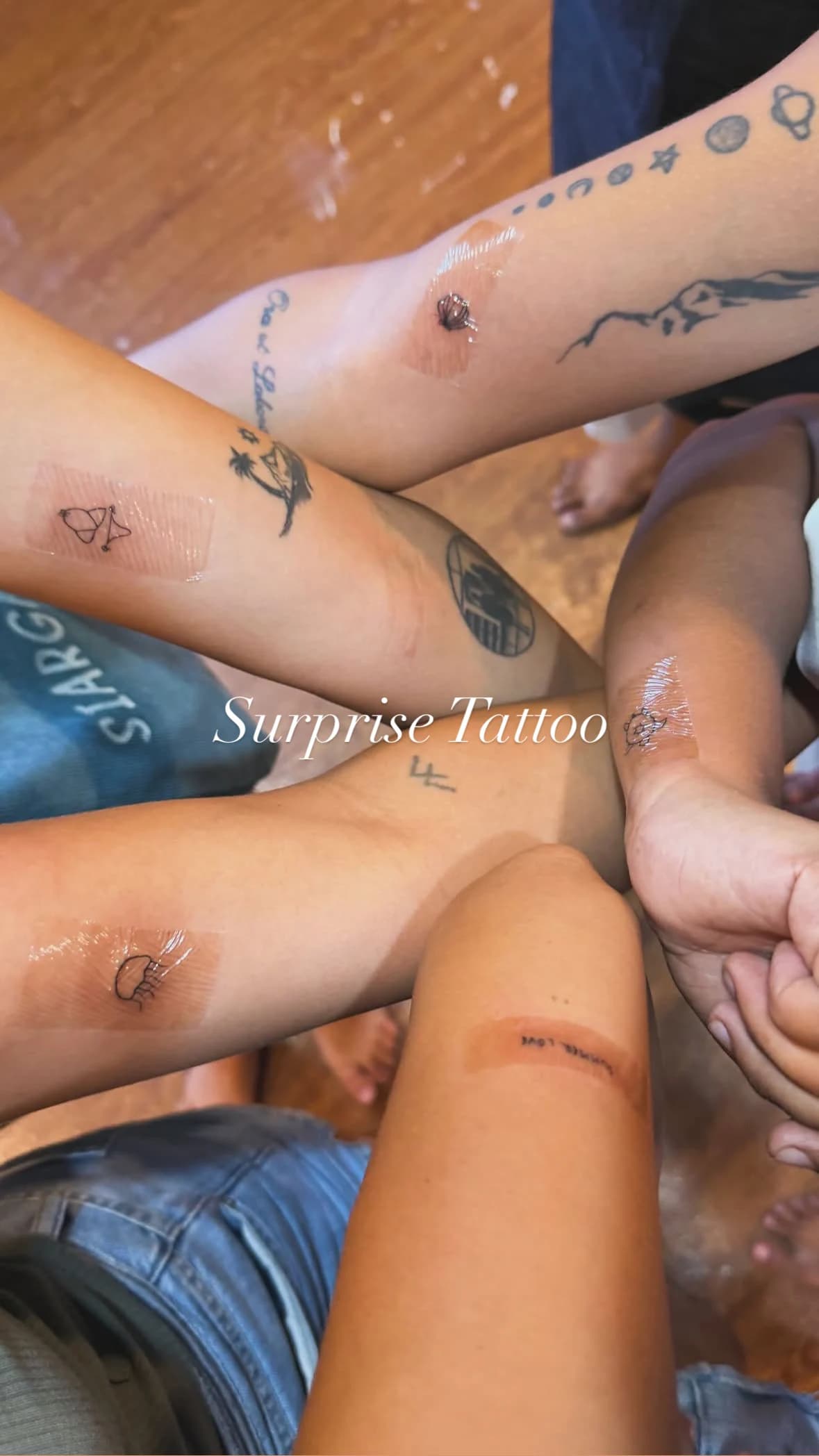 几只手臂上的新纹身合影,照片上写着 Surprise Tattoo