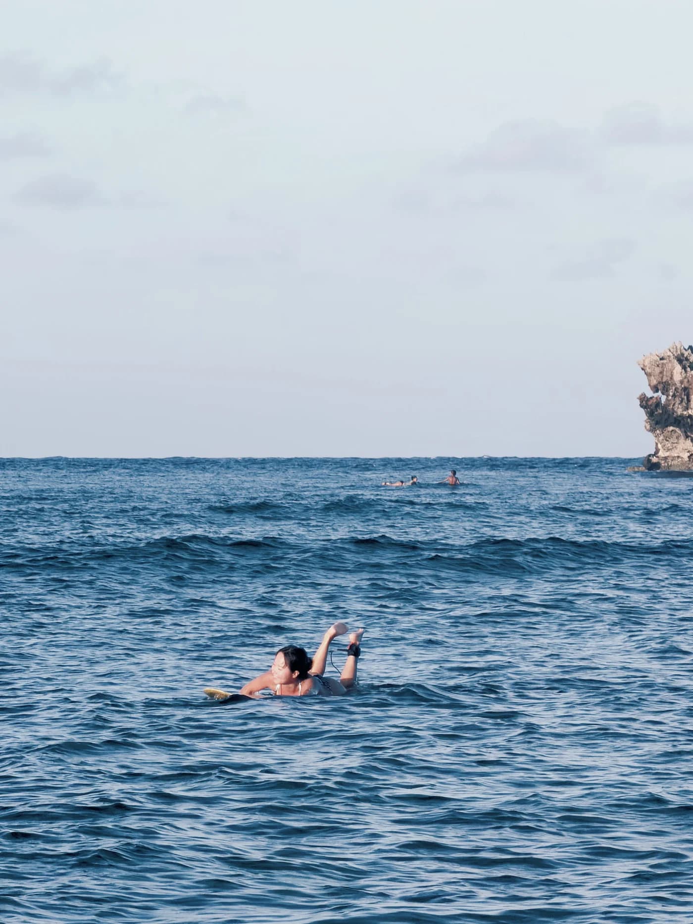 栗子趴在冲浪板上等待海浪